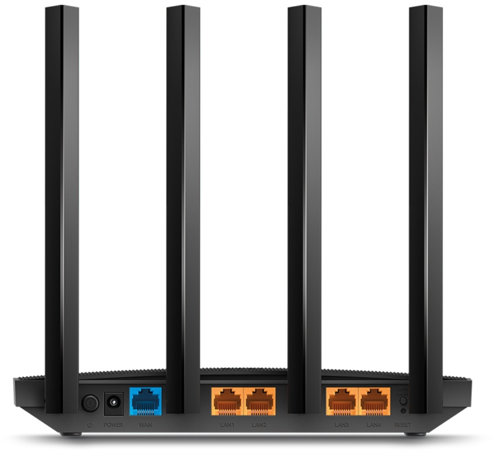 Router met vier zwarte antennes, voeding en diverse netwerkpoorten zichtbaar op een witte achtergrond.