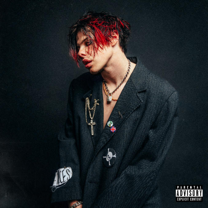 Yungblud-Albumcover. Der Sänger mit roten Haaren und einer schwarzen Jacke. Eine Kreuzkette und ein Totenkopf-Pin sind sichtbar.