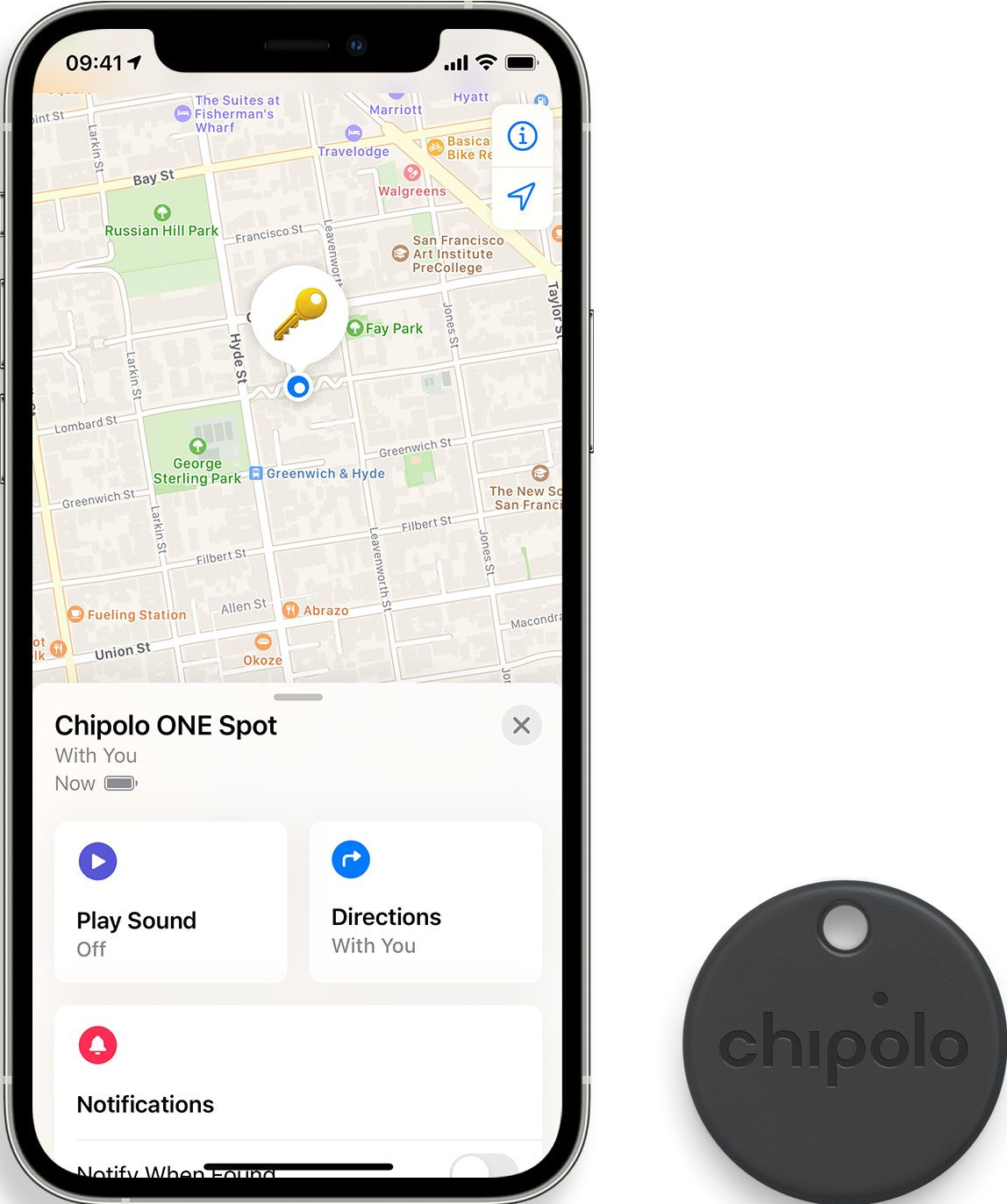Ein iPhone mit einer Karte und einem Schlüssel-Symbol. Rechts ein Chipolo Tracker.