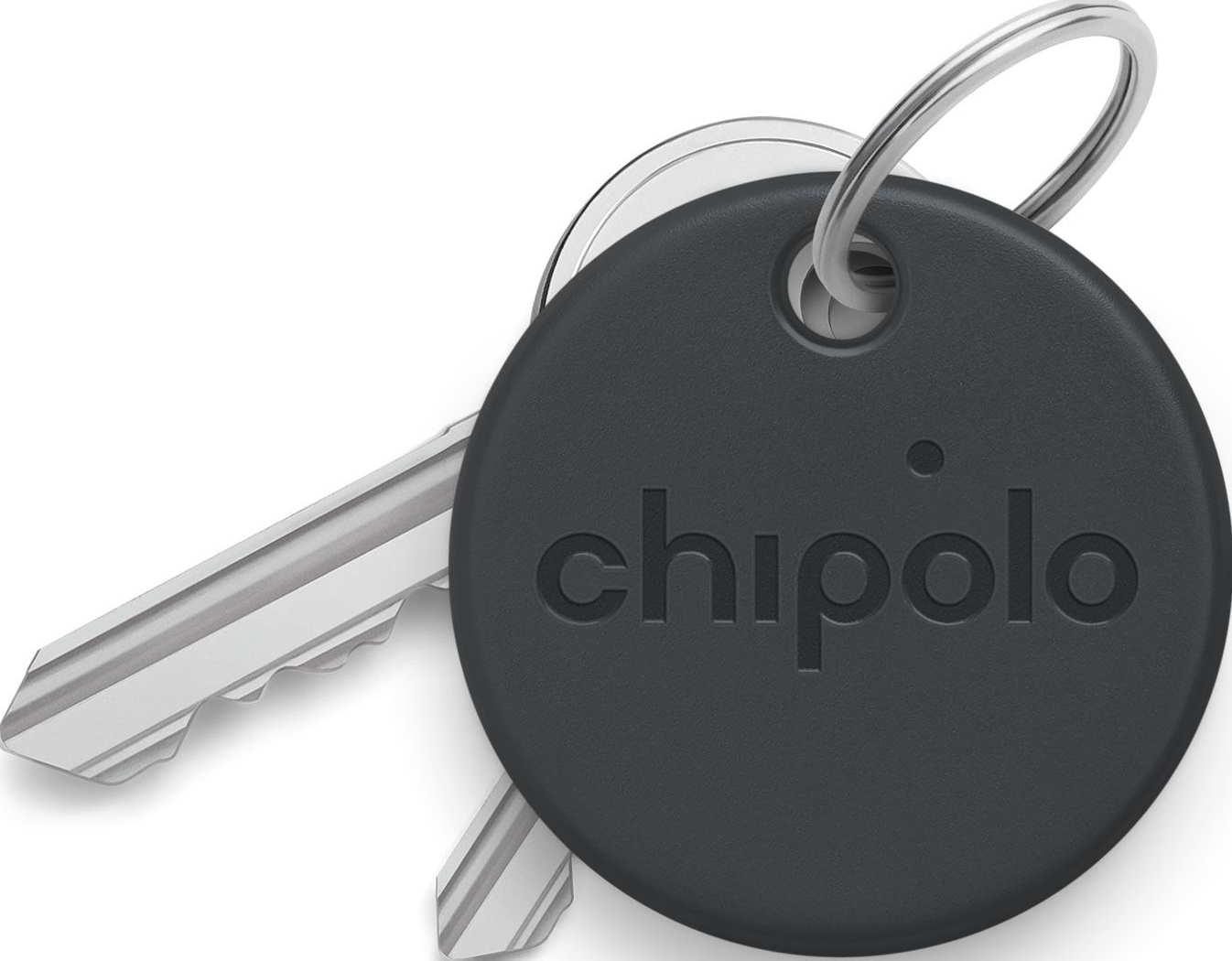 Ein schwarzer Chipolo-Schlüsselfinder und zwei Schlüssel auf weißer Oberfläche. Auf dem Schlüsselfinder steht 'chipolo'.