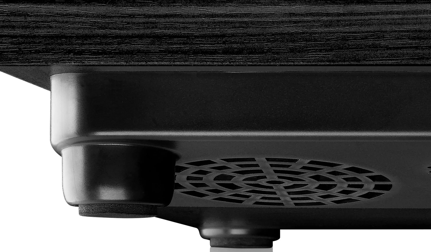 Gros plan d'un pied de table noir avec ventilateur et pieds en caoutchouc.