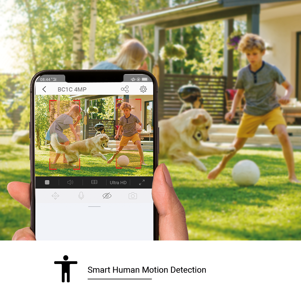 Écran de smartphone avec des images de sécurité domestique. Personnes et chien sur la pelouse. Texte : Smart Human Motion Detection.
