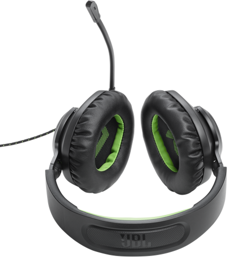 Un casque de jeu noir et vert avec un microphone. Le logo JBL est visible.