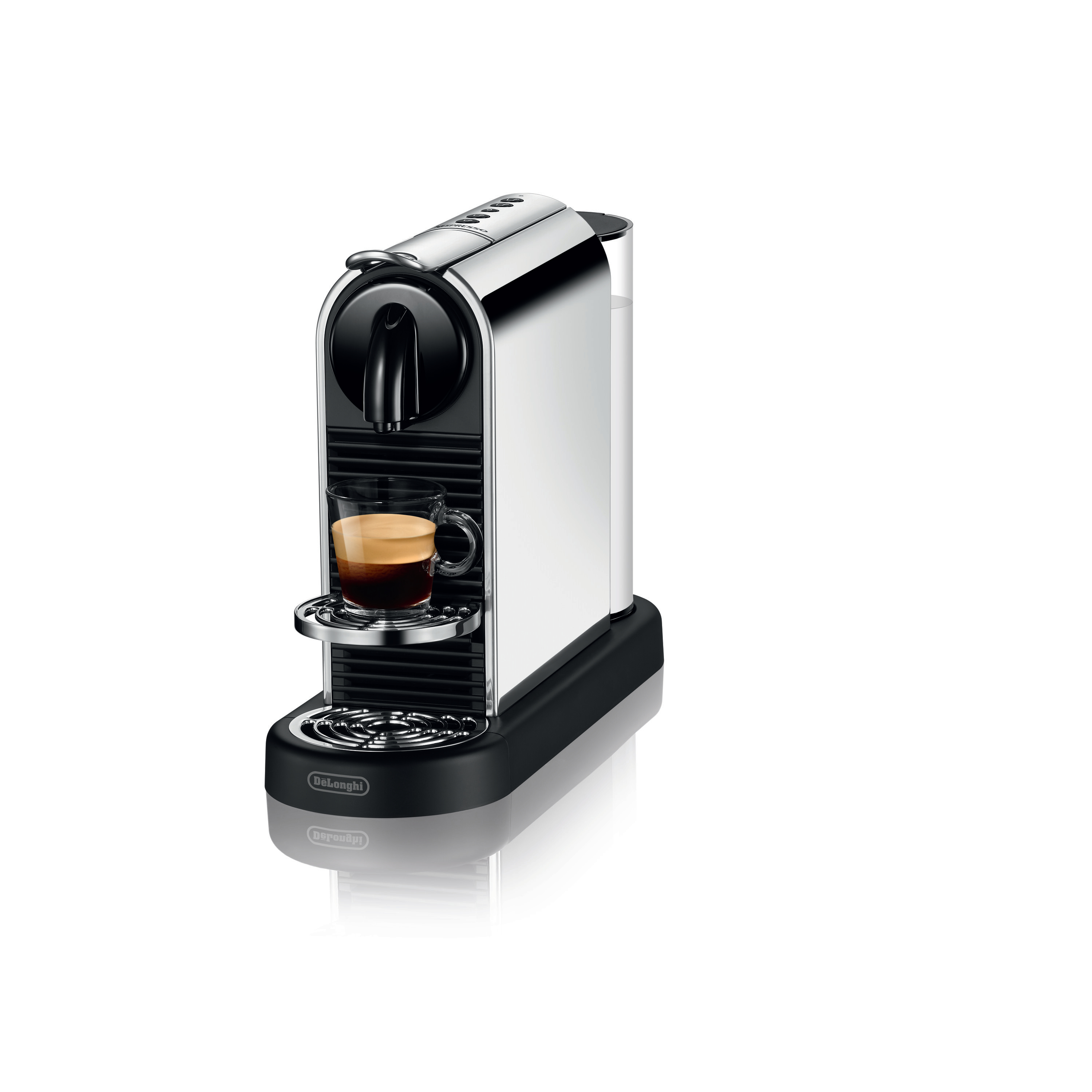 Silber-schwarze De'Longhi Nespresso-Kaffeemaschine mit einem Glas Kaffee auf einem Tablett.