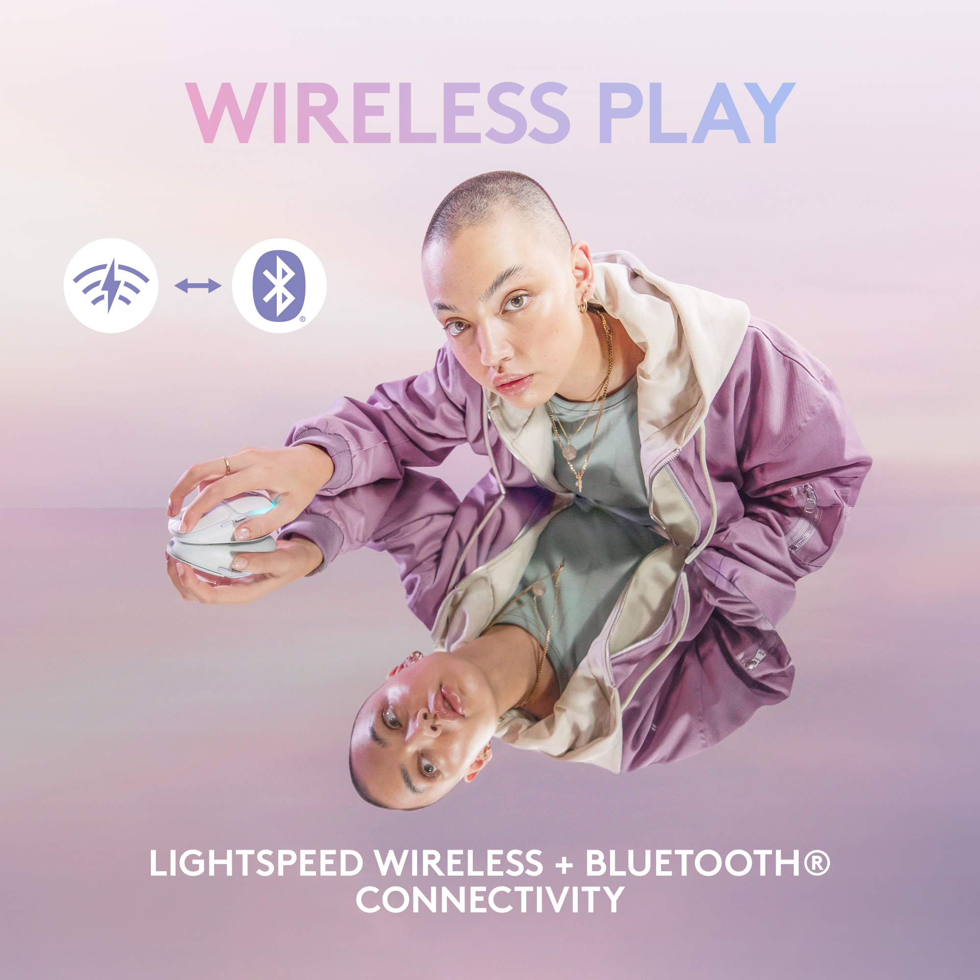 Eine Frau mit rasiertem Kopf hält eine weiße Maus, Spiegelbild. Symbole für drahtloses Spielen und Bluetooth.