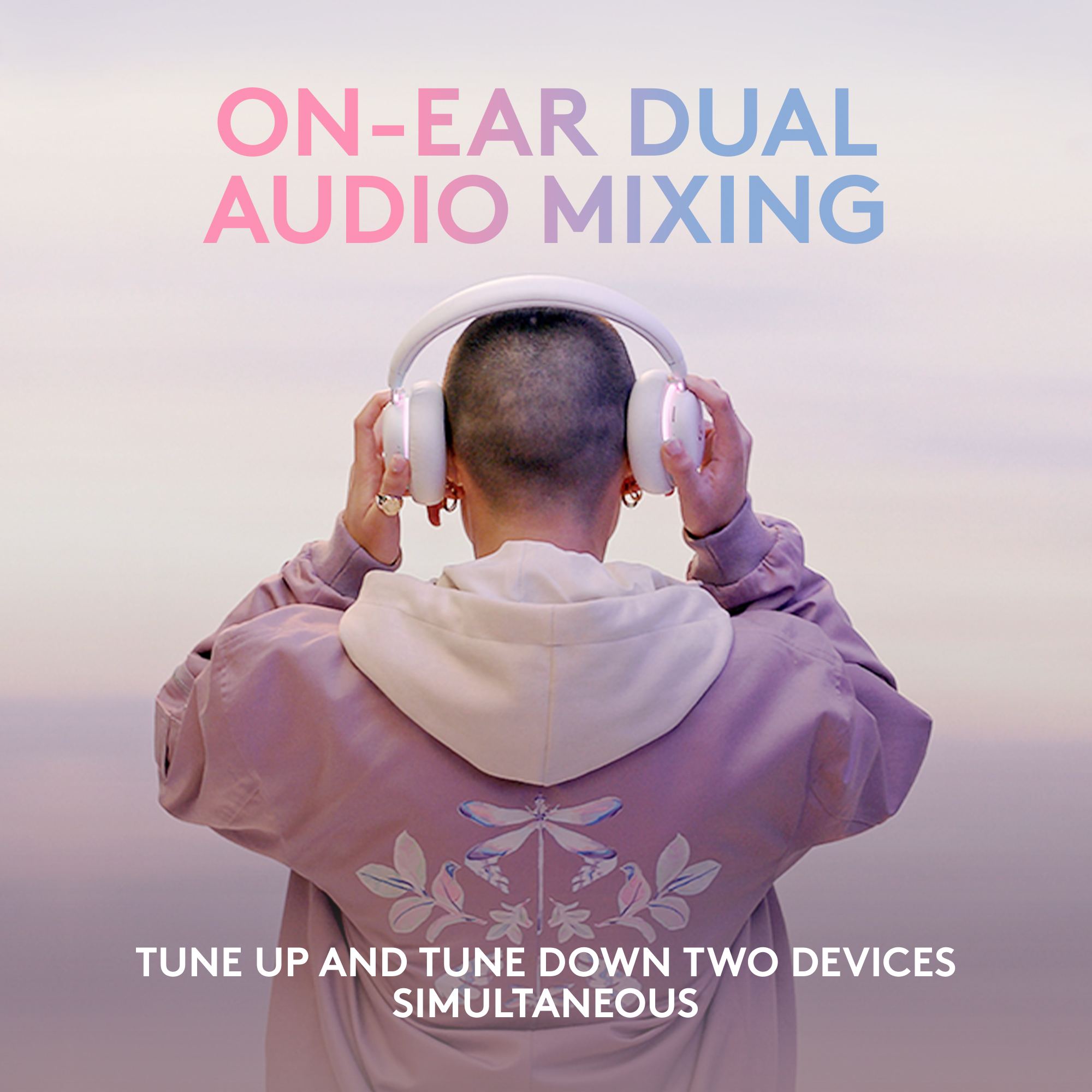 Personne portant un casque blanc, texte de mixage audio double sur l'oreille, fond violet.