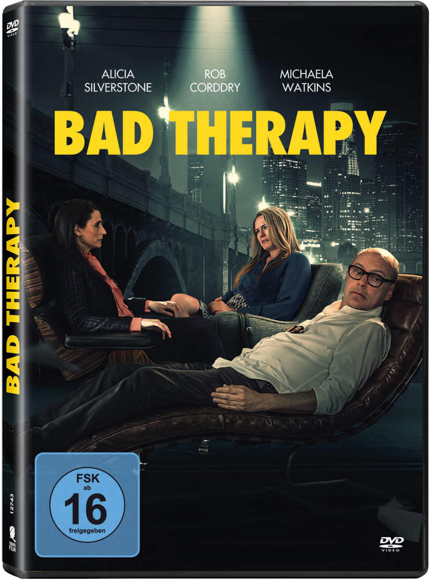 DVD-Cover mit drei Personen auf einem Sofa, der Titel lautet 'BAD THERAPY' vor einer Stadtkulisse.