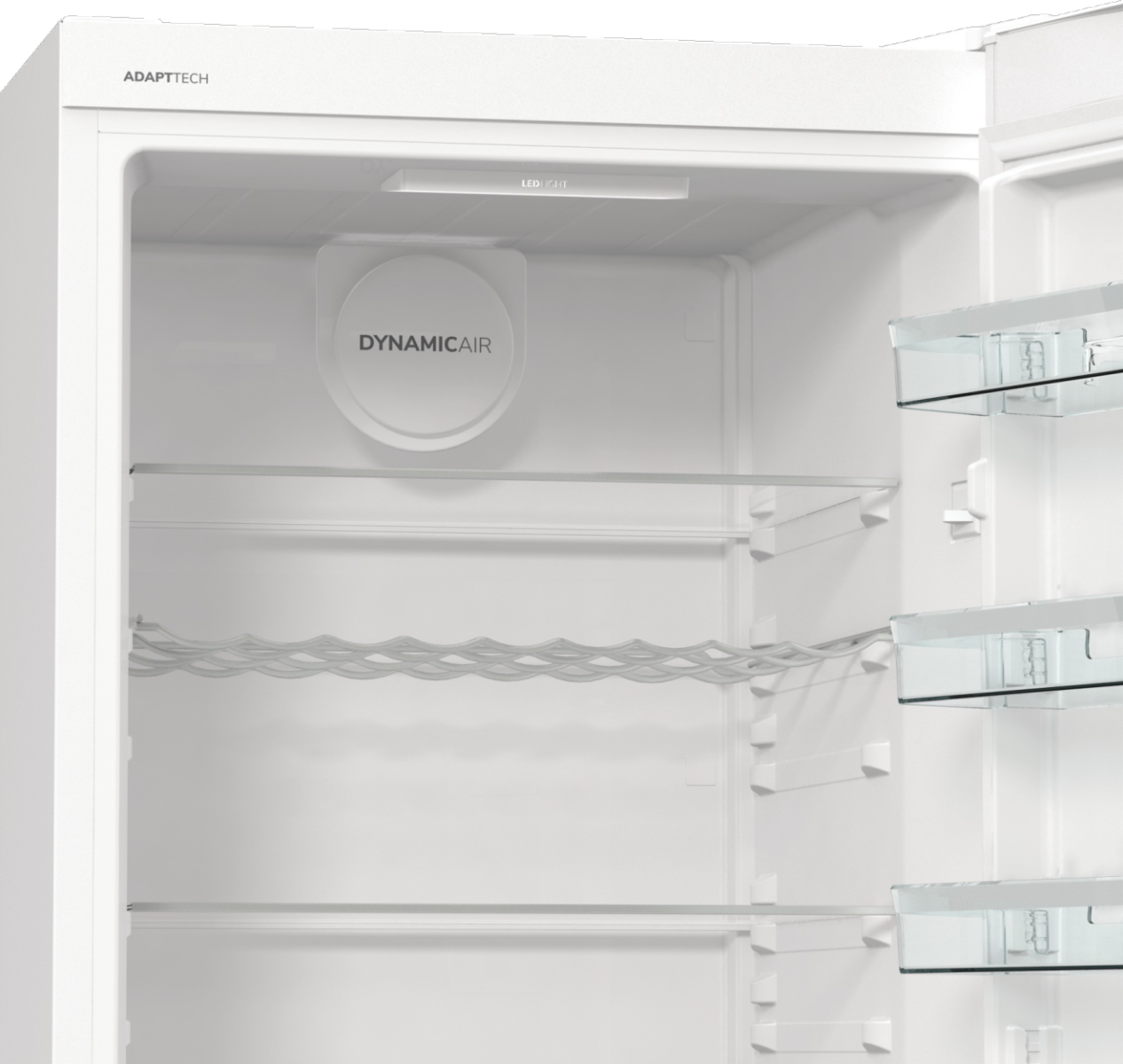 Egy fehér hűtőszekrény belseje, üvegpolcokkal és egy Dynamic Air rendszerrel.