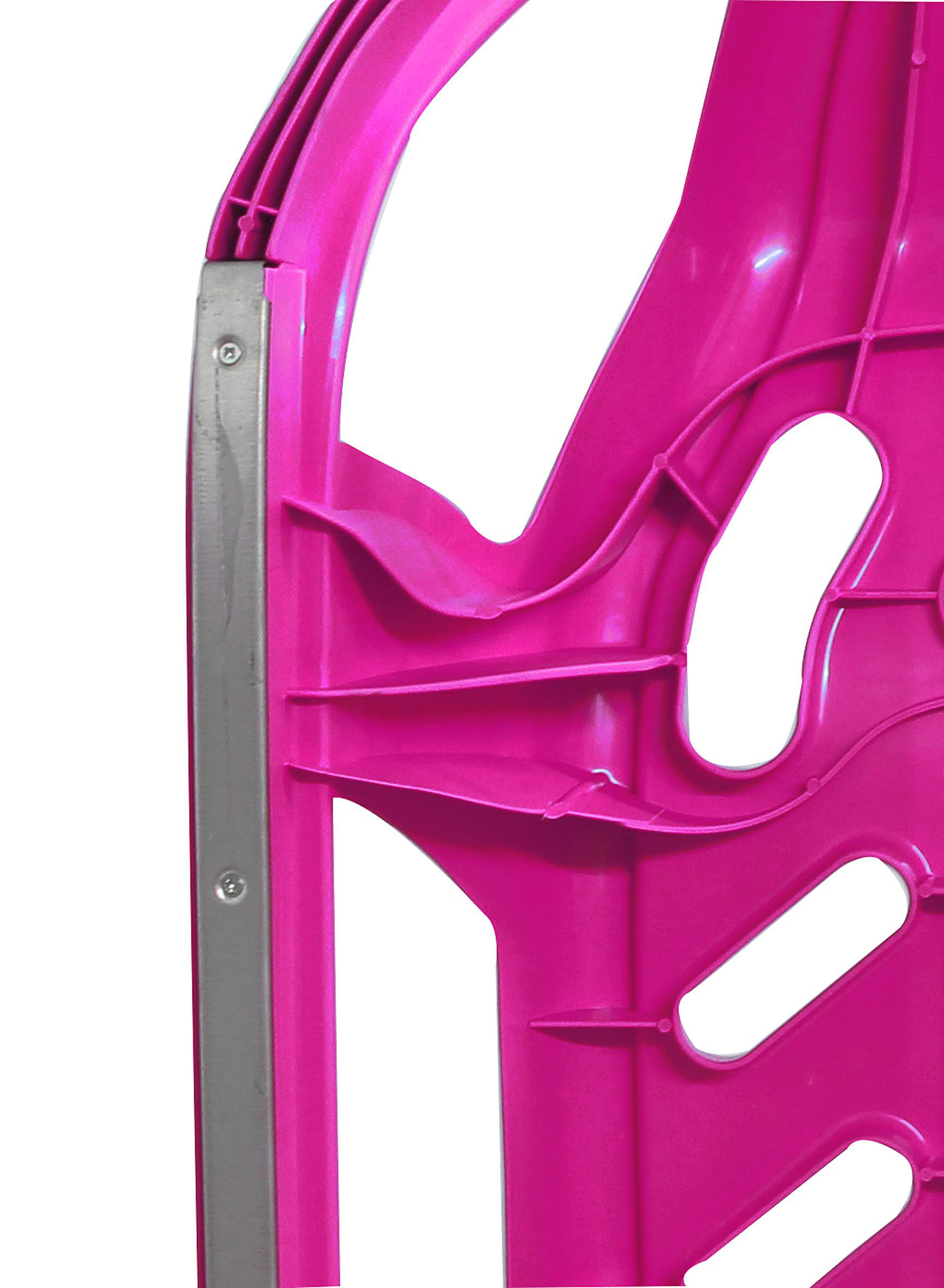 Nahaufnahme eines pinkfarbenen Kunststoff-Stuhlrückens. Silberner Metallstreifen. Weißer Hintergrund.