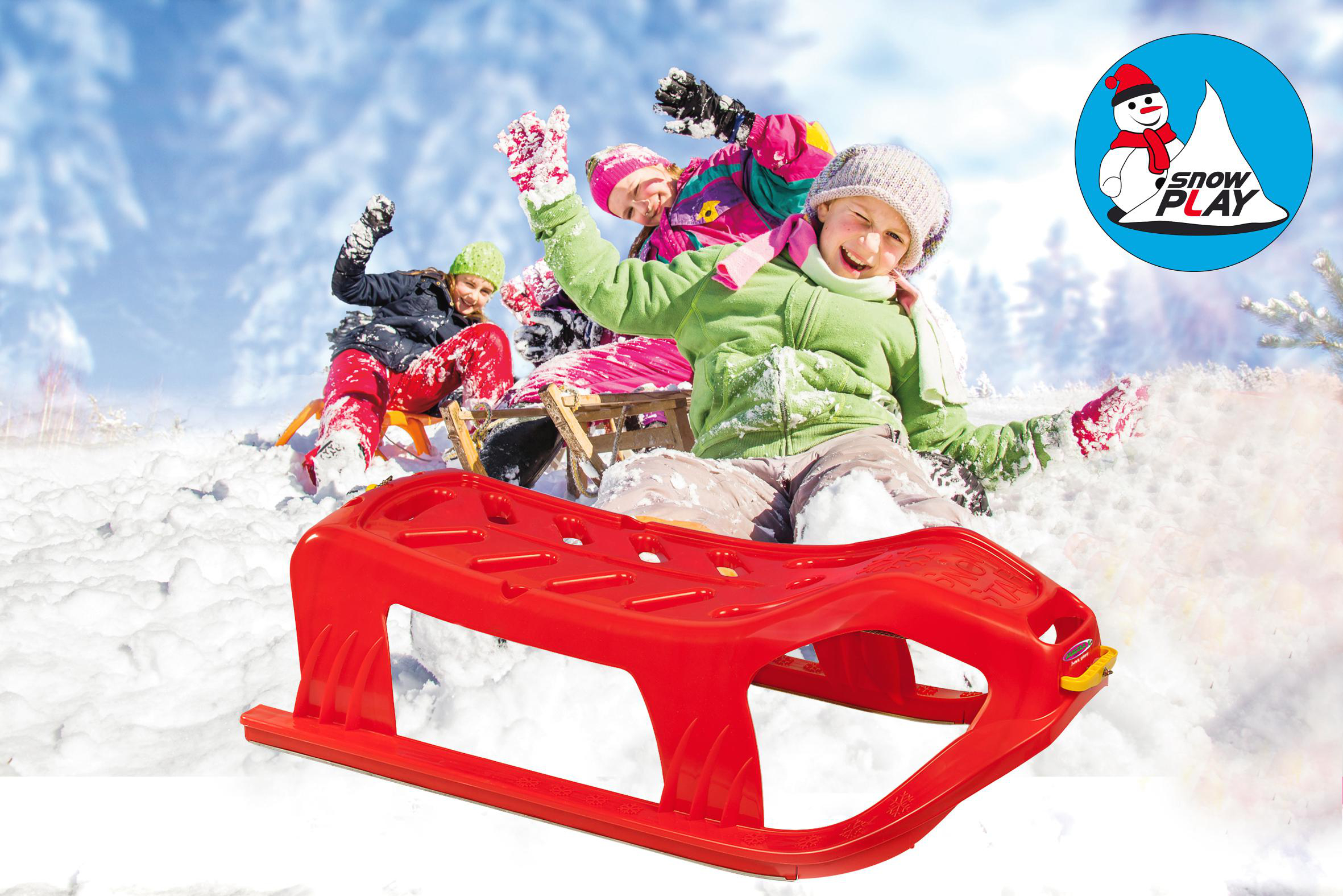 Kinder rodeln einen verschneiten Hügel hinunter, mit einem roten Schlitten im Vordergrund und einem Schneemann-Logo.