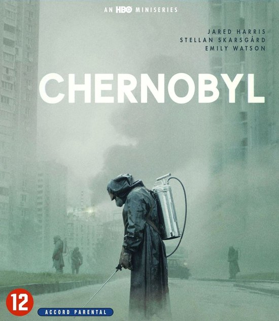 Affiche de la mini-série Chernobyl. Une personne en combinaison de protection pulvérise du liquide sur une route.