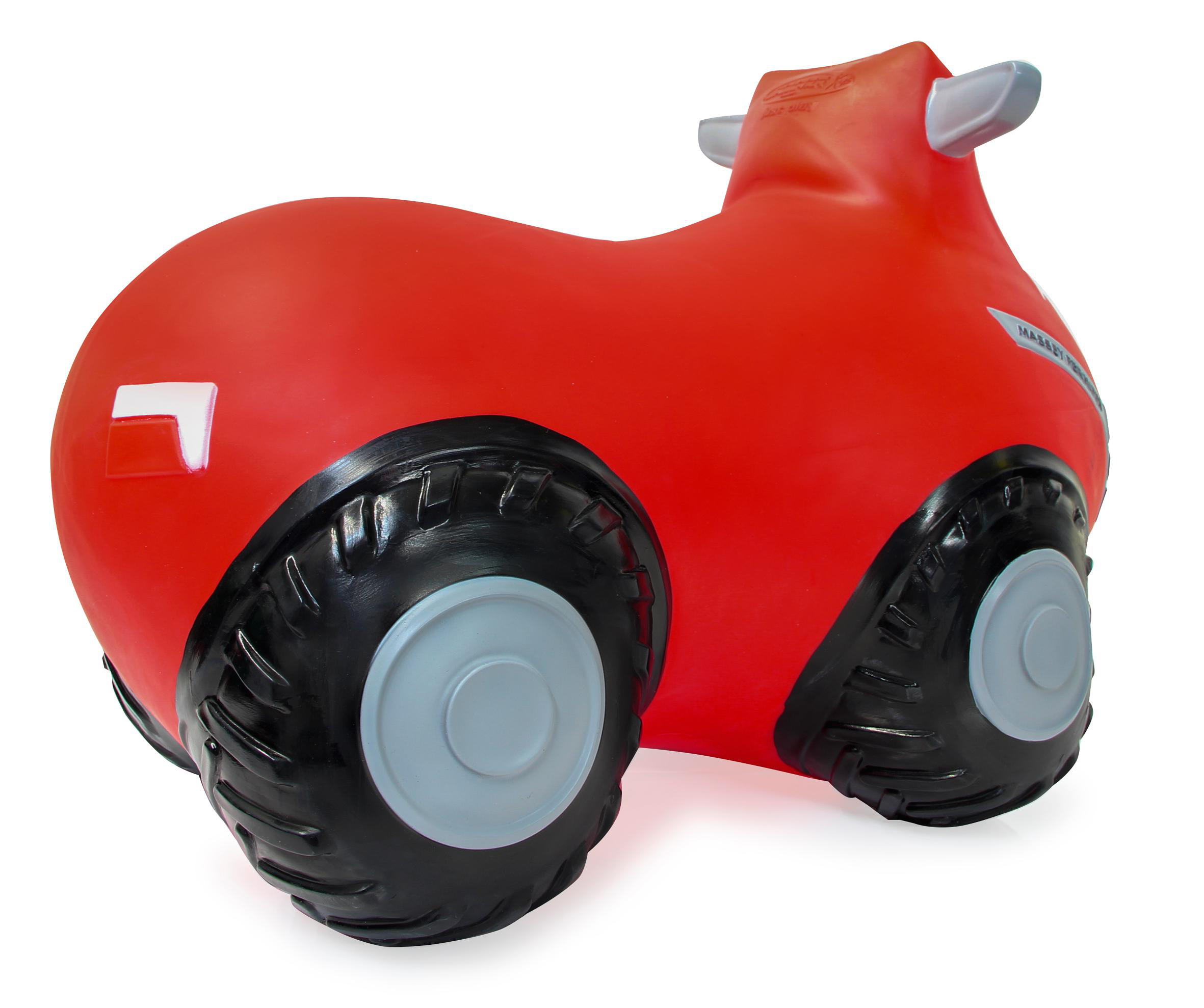 Roter Spielzeugtraktor mit schwarzen Reifen und weißem Briefkastendesign, auf weißem Hintergrund.