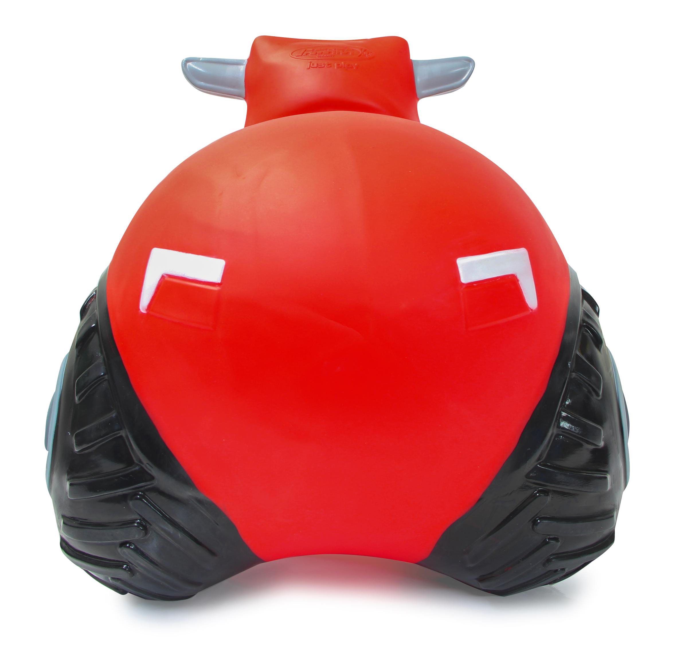 Ein rotes Spielzeugauto mit schwarzen Rädern, rotem Körper und zwei weißen Scheinwerfern. Das Spielzeug ist isoliert.