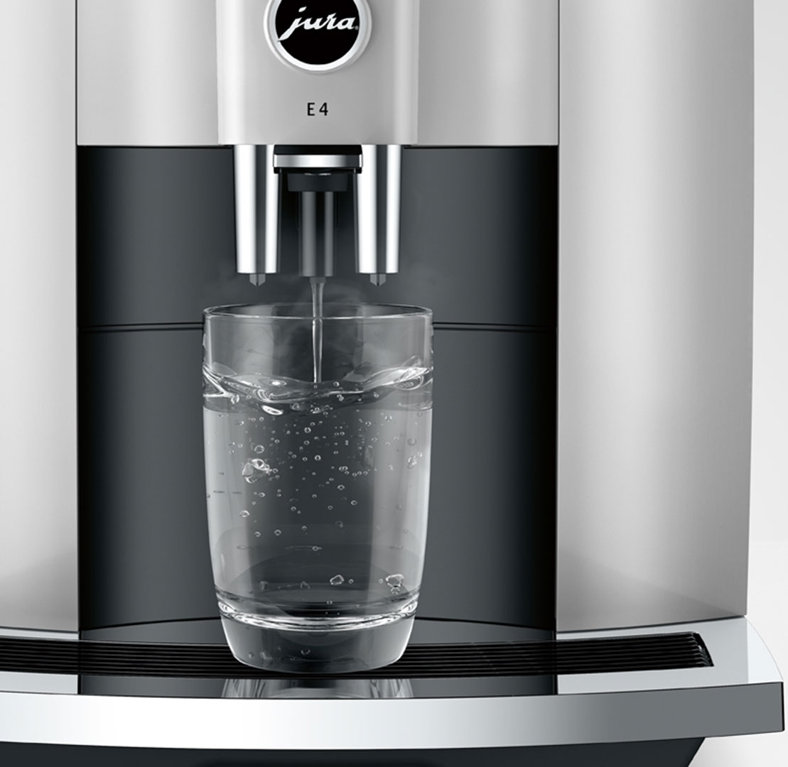 Macchina da caffè che eroga acqua in un bicchiere.