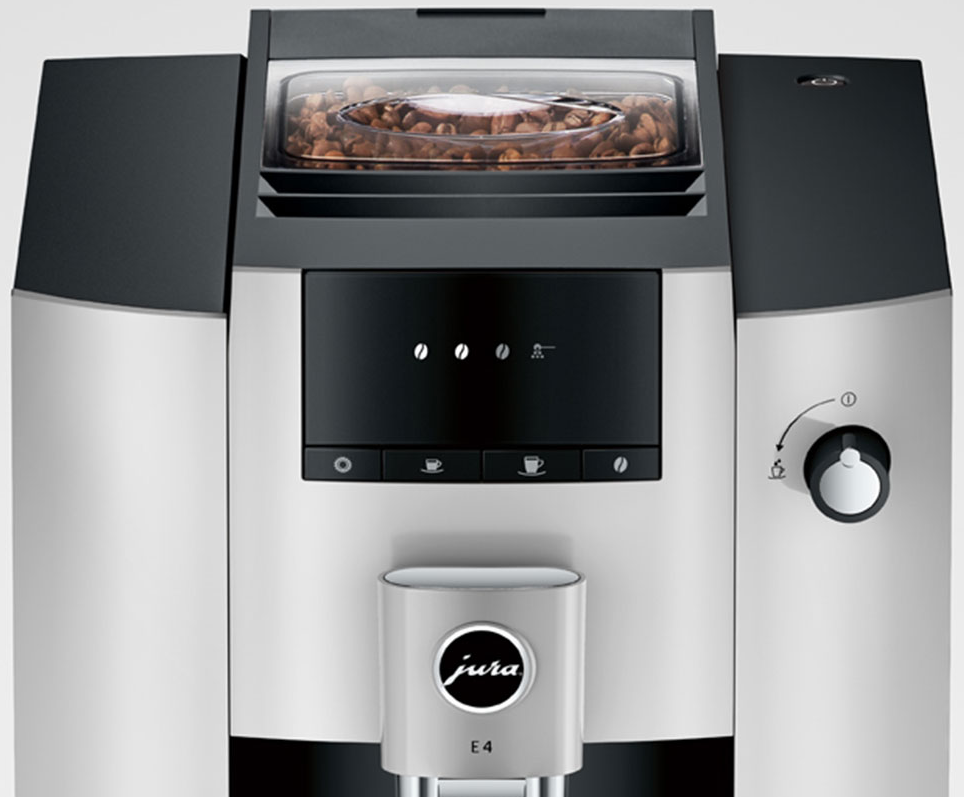 Una macchina per caffè espresso Jura E4 argento e nera. La parte anteriore mostra i controlli e il logo.