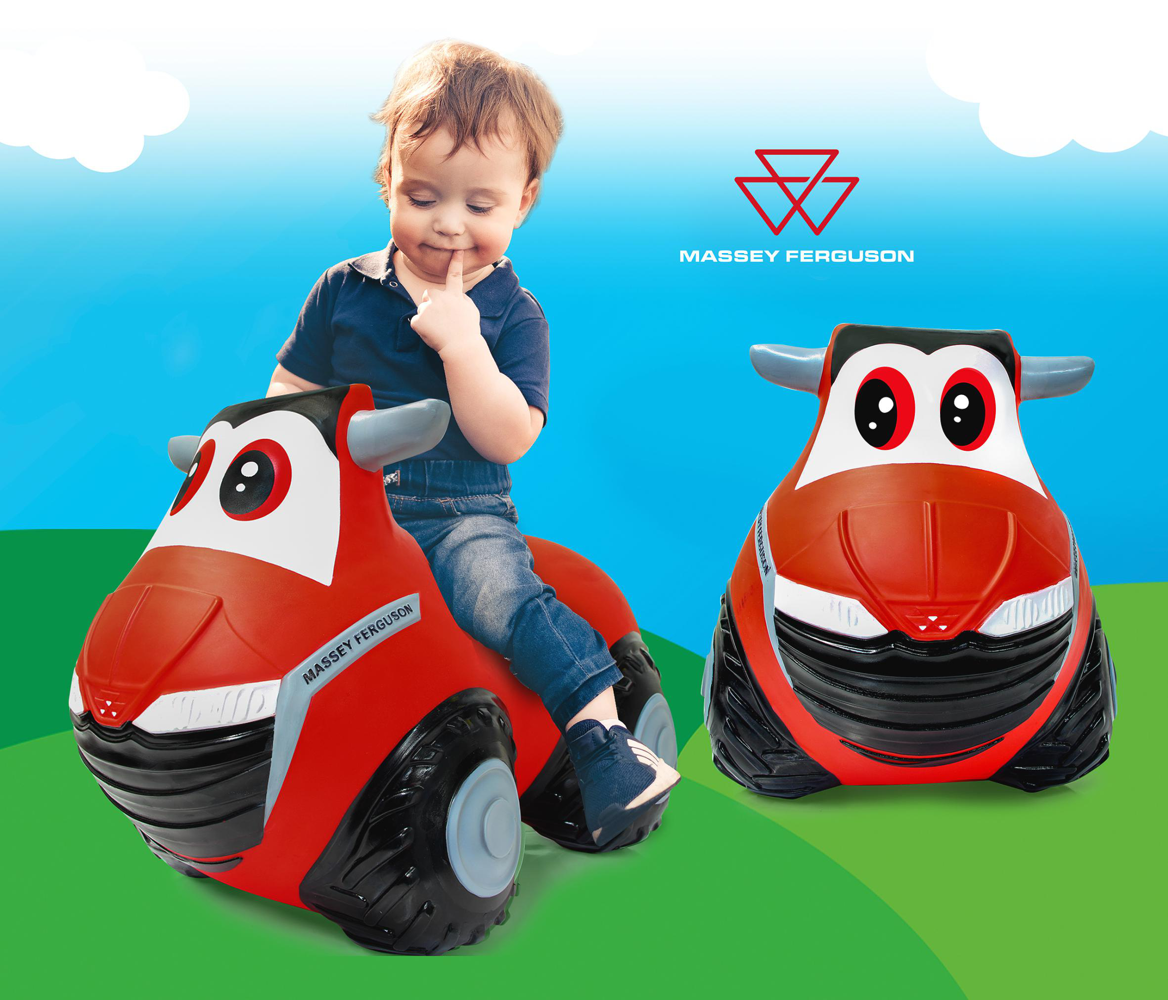 Ein Kleinkind sitzt auf einem roten Massey Ferguson Traktorspielzeug, lächelnd, auf einem Feld.