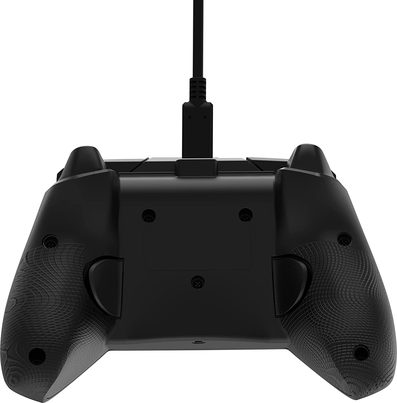 Controller di gioco nero, vista inferiore, con impugnature strutturate e un cavo.