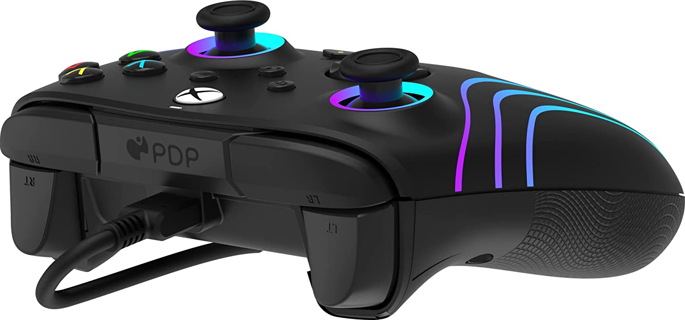 Controller di gioco nero con luci colorate e cavo USB collegato.