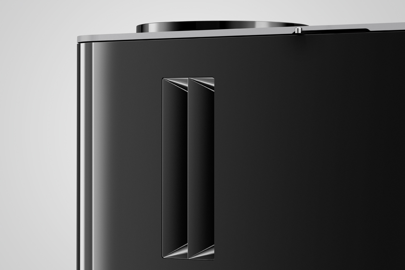 Côté noir brillant d'un appareil avec une fente d'aération verticale.