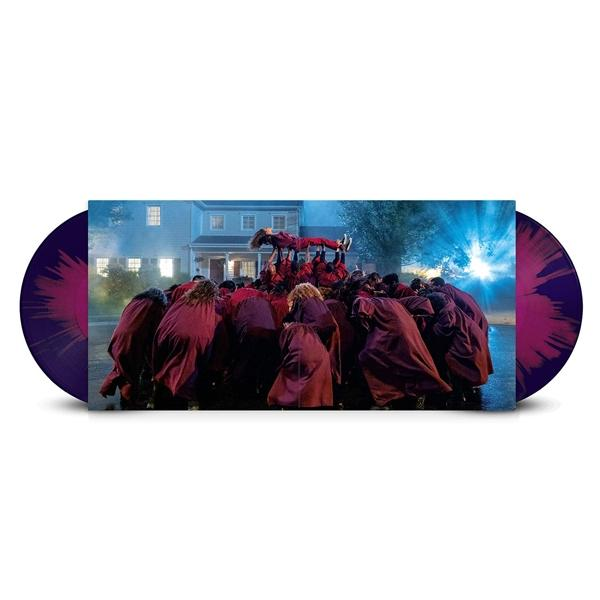 Zwei Vinylplatten mit einem dunkelroten und lila Albumcover. Menschen in Rot.