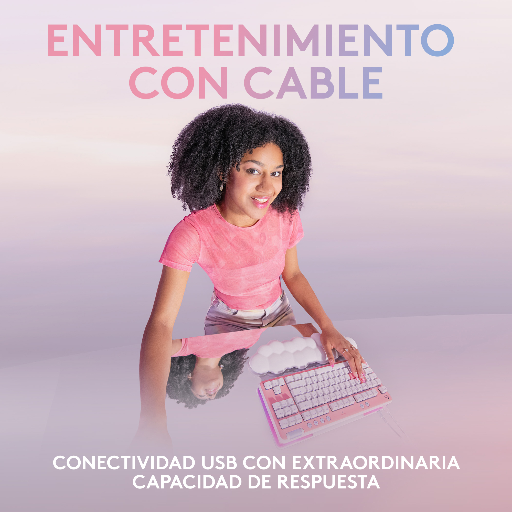 Mujer con teclado. El texto en la imagen promociona la 'conectividad USB'.