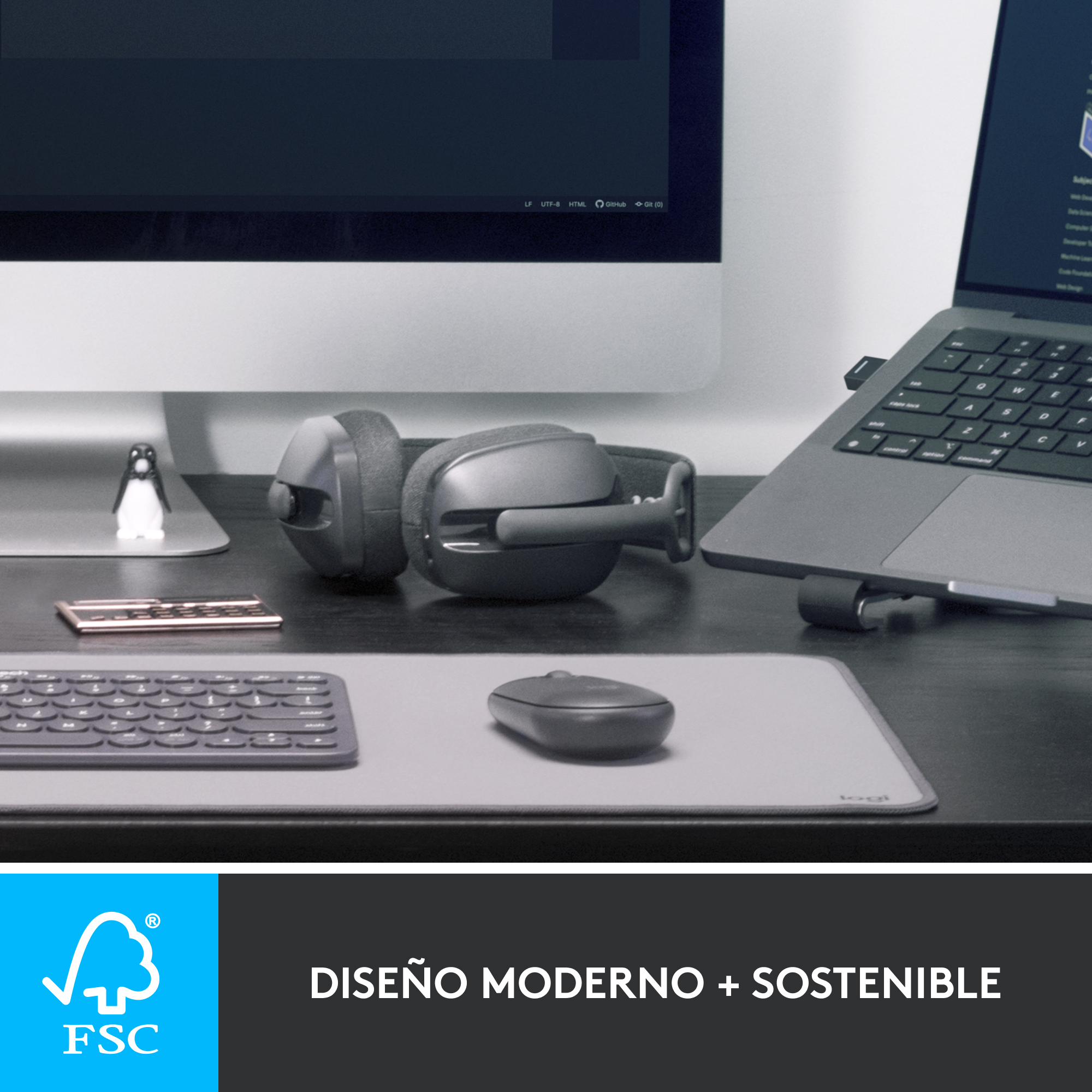 Espacio de trabajo con ordenador, auriculares, teclado, ratón y una figura de pingüino.