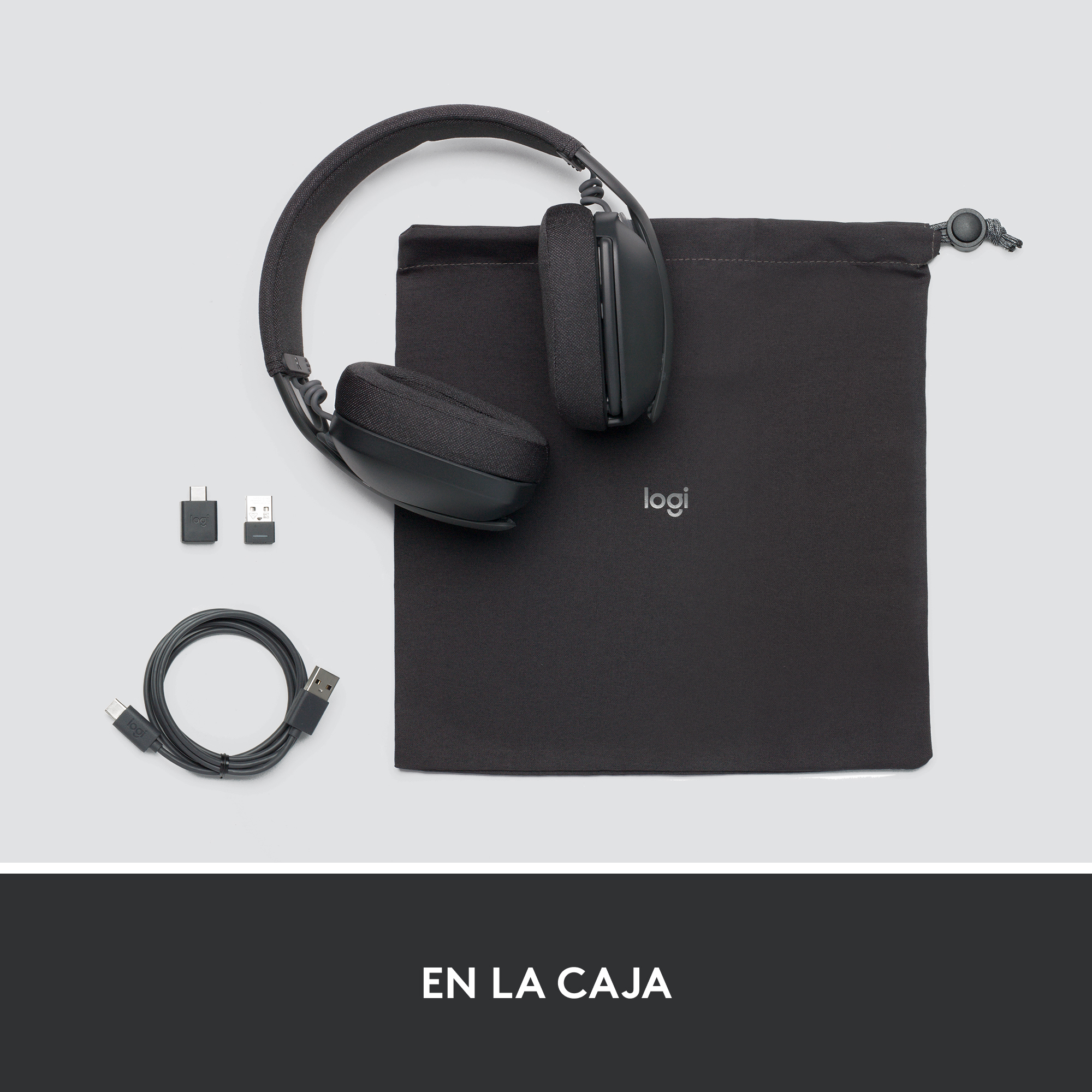 Auriculares negros, dos adaptadores USB, un cable USB y una bolsa de transporte sobre superficie blanca.