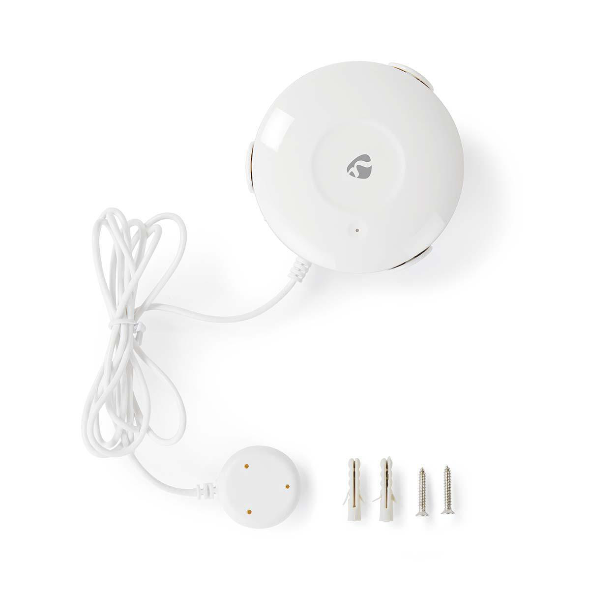 Weißer Smart-Home-Hub mit angeschlossenem Kabel und einer kleinen Scheibe mit Befestigungsmaterial.