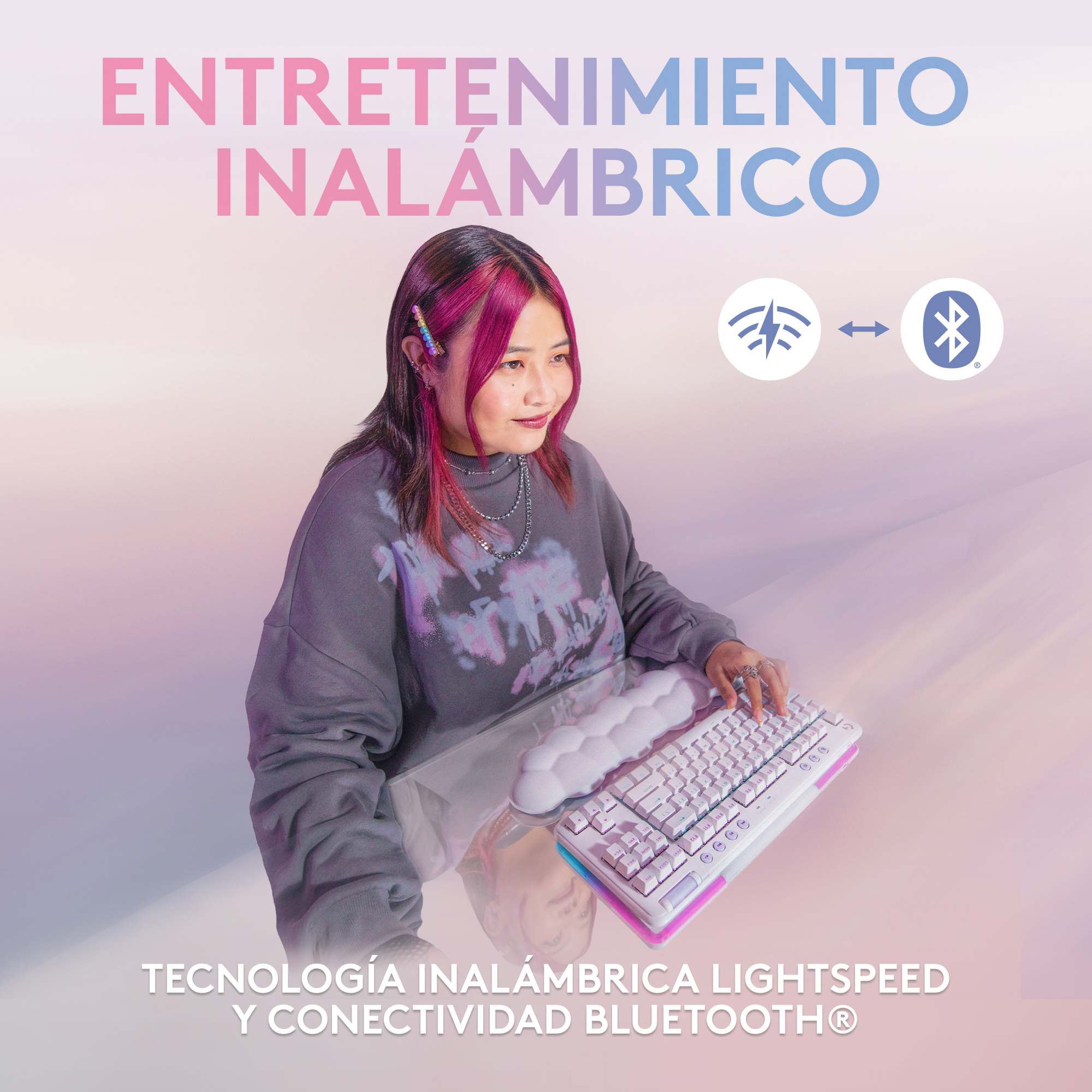 Mujer sosteniendo un teclado blanco. Teclado con acentos coloridos. Se muestran iconos inalámbricos y Bluetooth.