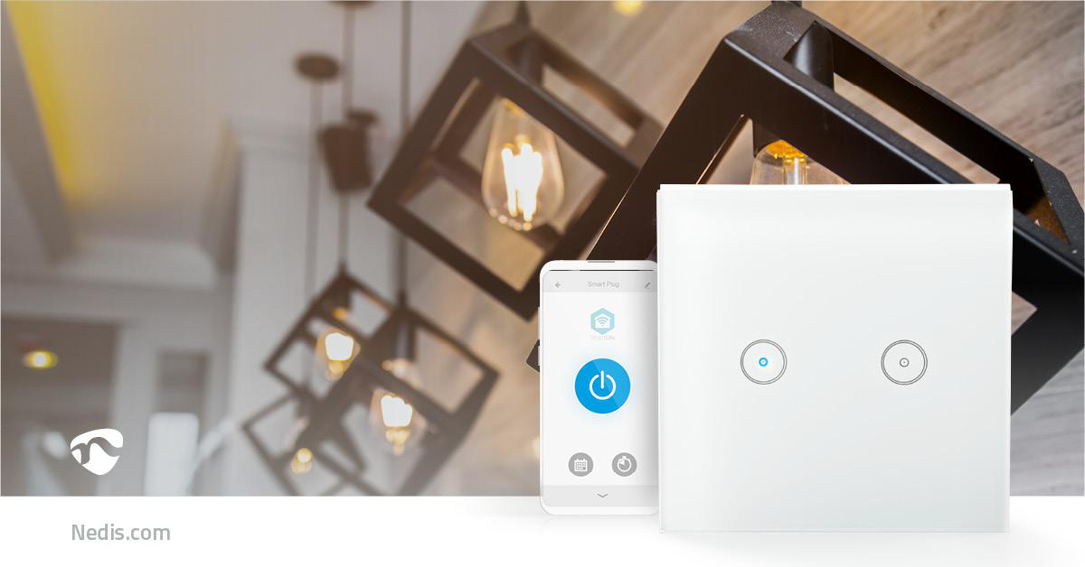 Weißer Smart Switch und Telefon mit App-Oberfläche vor Lichtern.