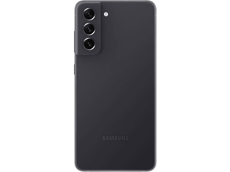 Parte trasera de un smartphone Samsung Galaxy S21 FE gris oscuro con tres cámaras verticales.