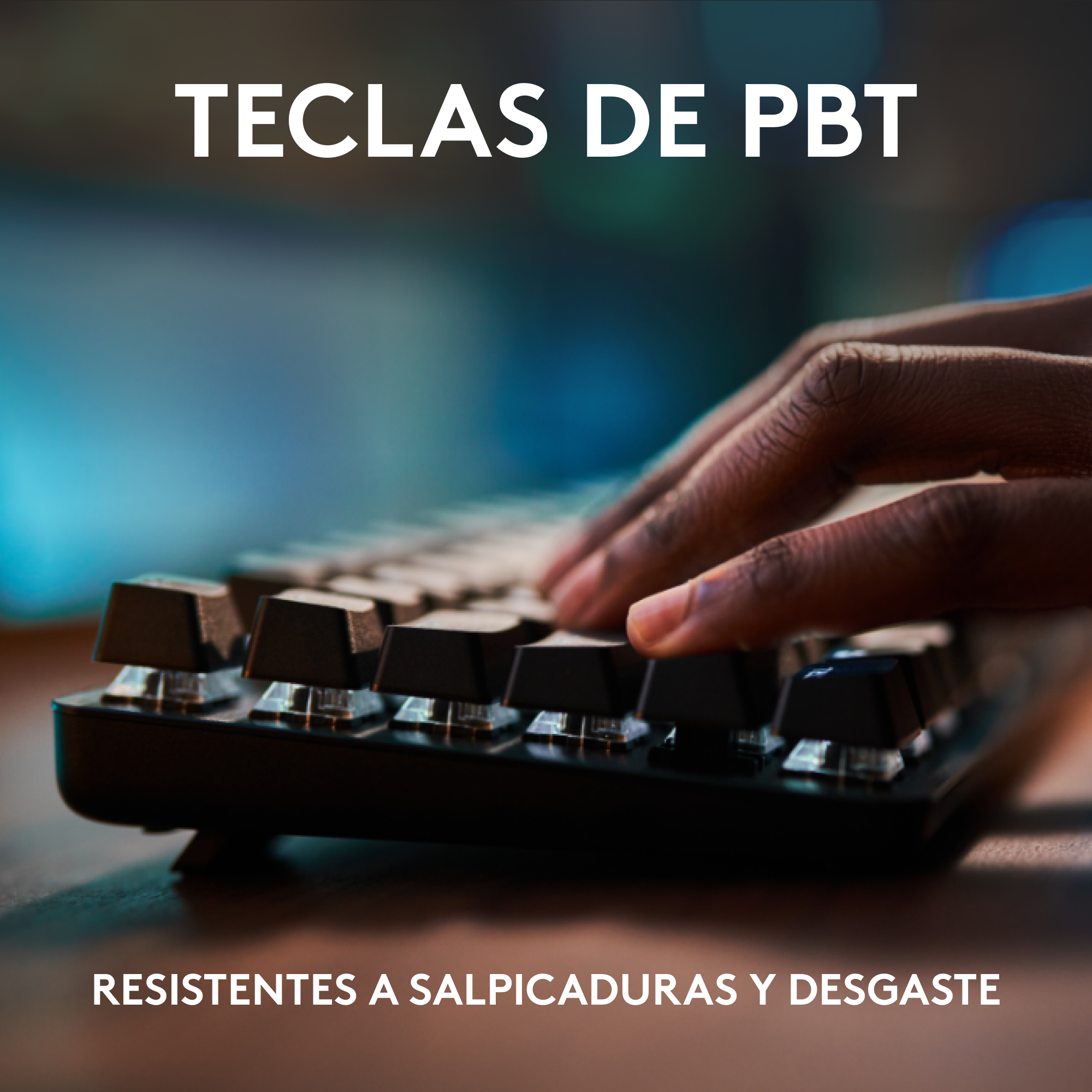 Primer plano de la mano de una persona en un teclado. El texto dice 'Teclas PBT' y 'Resistentes a salpicaduras'.
