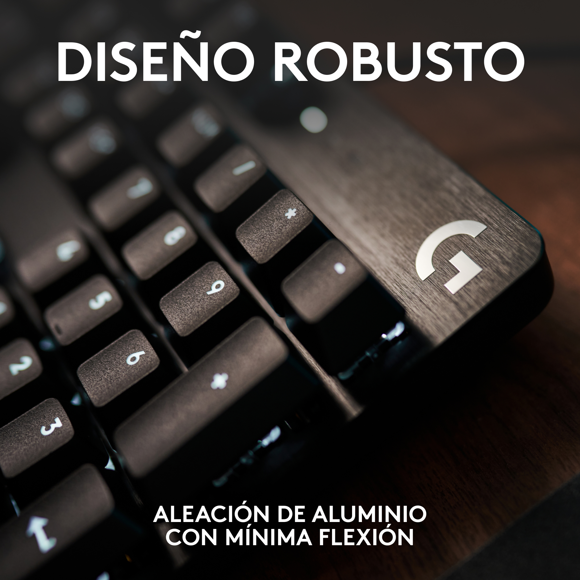 Primer plano de un teclado. Las teclas son oscuras con letras blancas, con un logotipo en la parte superior derecha.