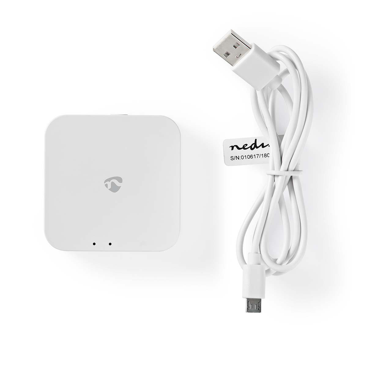 Weißes quadratisches Gerät mit weißem USB-Kabel und Etikett auf weißem Hintergrund.