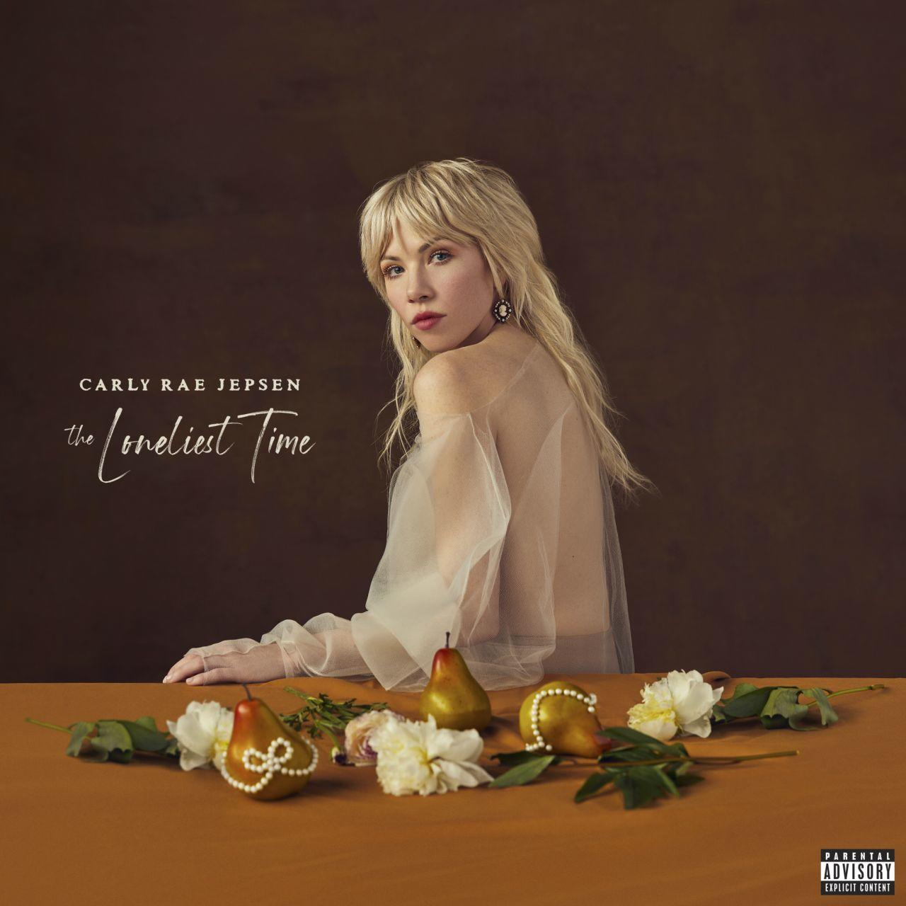 Albumcover. Blonde Frau mit Birnen und Blumen. Text: The Loneliest Time von Carly Rae Jepsen.