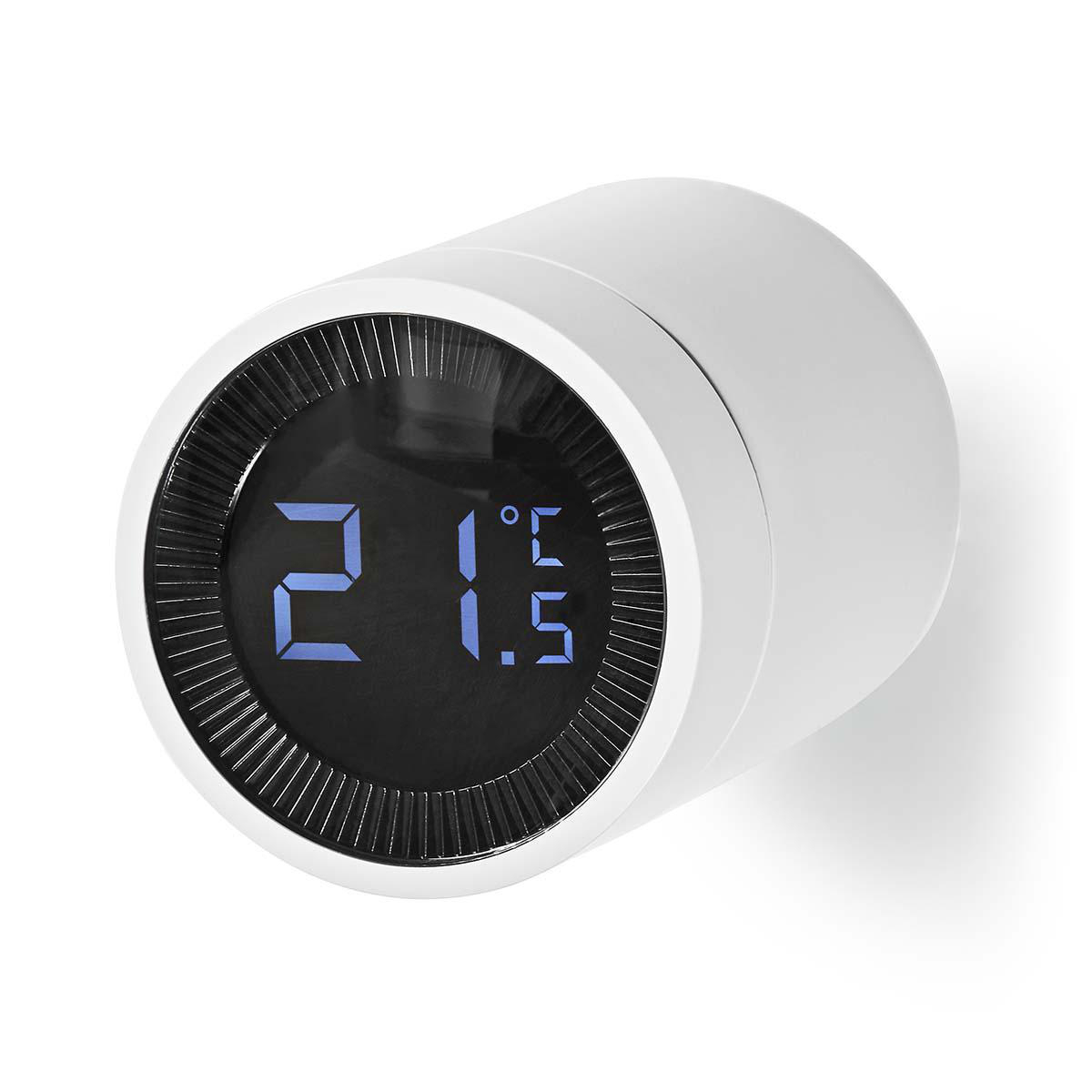 Weißes Smart-Thermostat mit Digitalanzeige. Blaue Zahlen auf schwarzem Bildschirm.