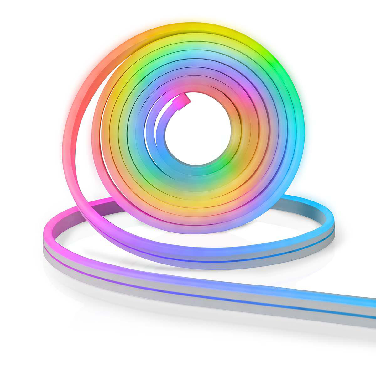 Eine aufgerollte LED-Lichtleiste in Regenbogenfarben. Auf weißem Hintergrund.