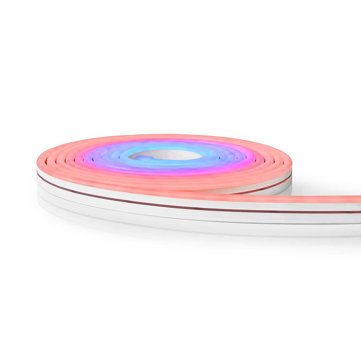 Aufgerollter LED-Lichtstreifen mit mehreren Farben. Weißer Hintergrund. Rote, rosa, blaue Farben.