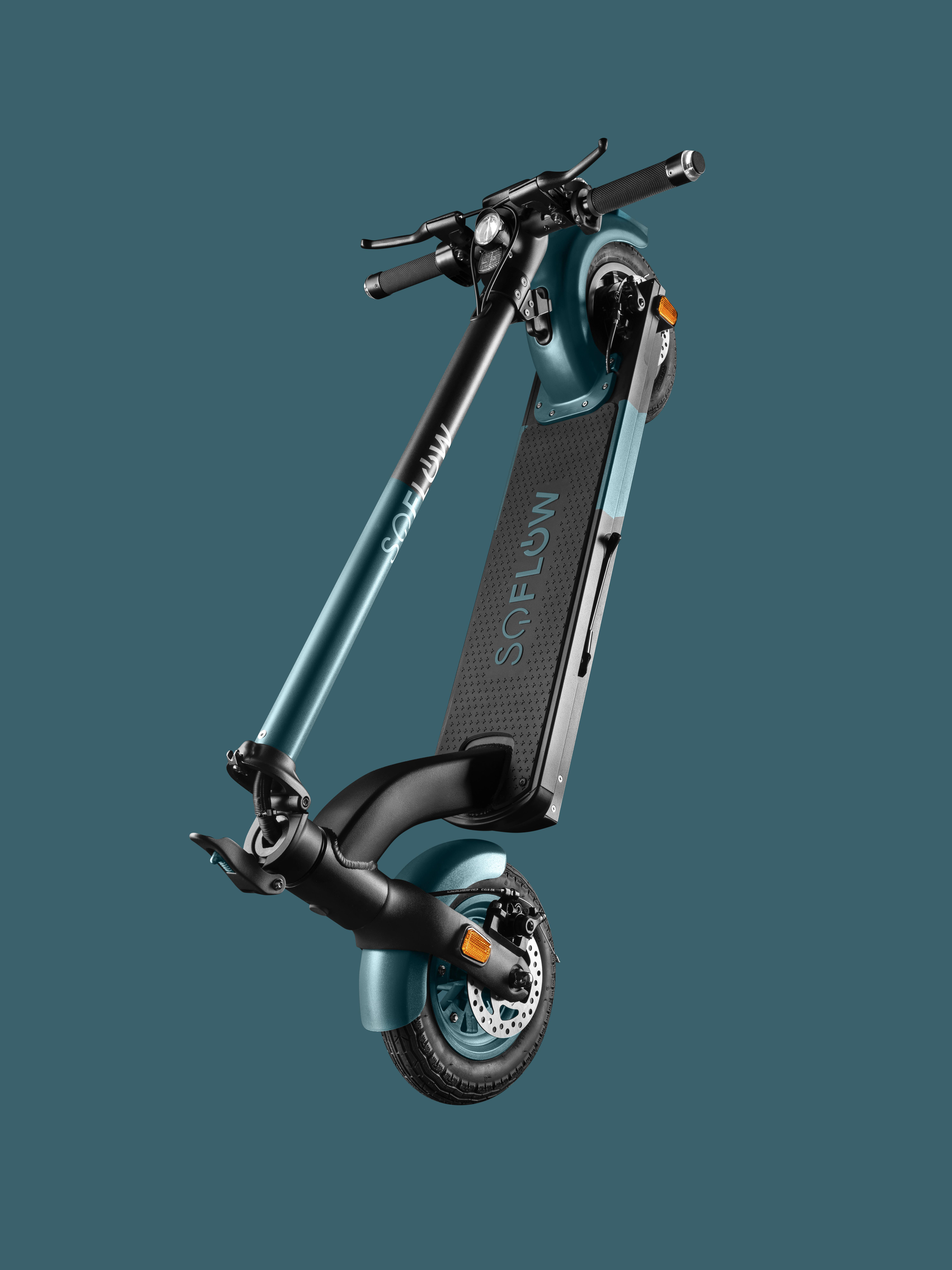 Roller in Blau und Schwarz auf blauem Hintergrund.