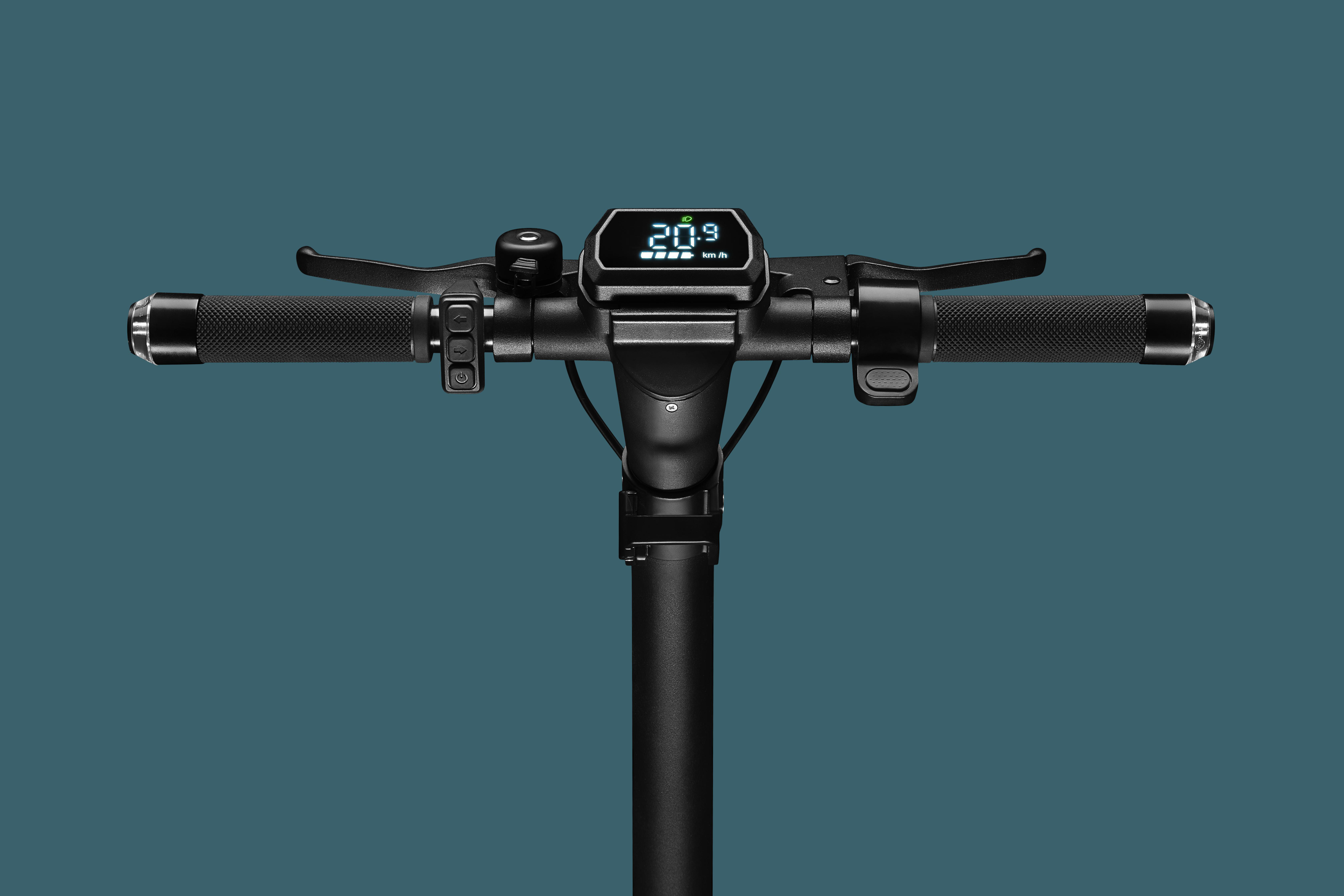 Nahaufnahme des Lenkers eines Rollers mit Display.