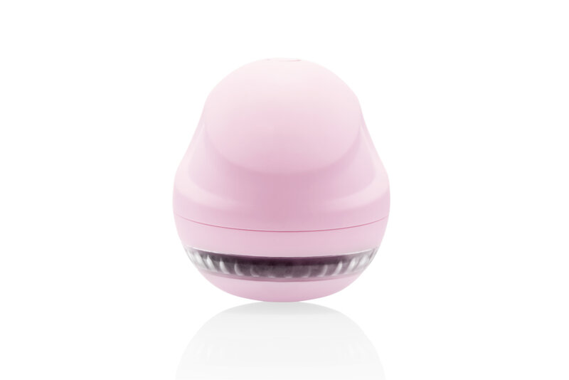 Egy türkiz elektromos robogó, szögből fekete háttér előtt.