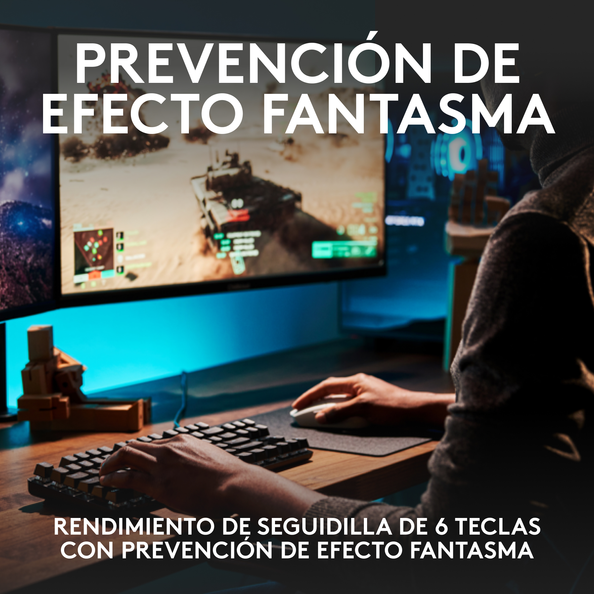 Una persona jugando en un ordenador, con teclado y dos monitores.