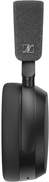 Zwarte Sennheiser hoofdtelefoon, zijaanzicht, met logo en oorschelpdetails, op witte achtergrond.