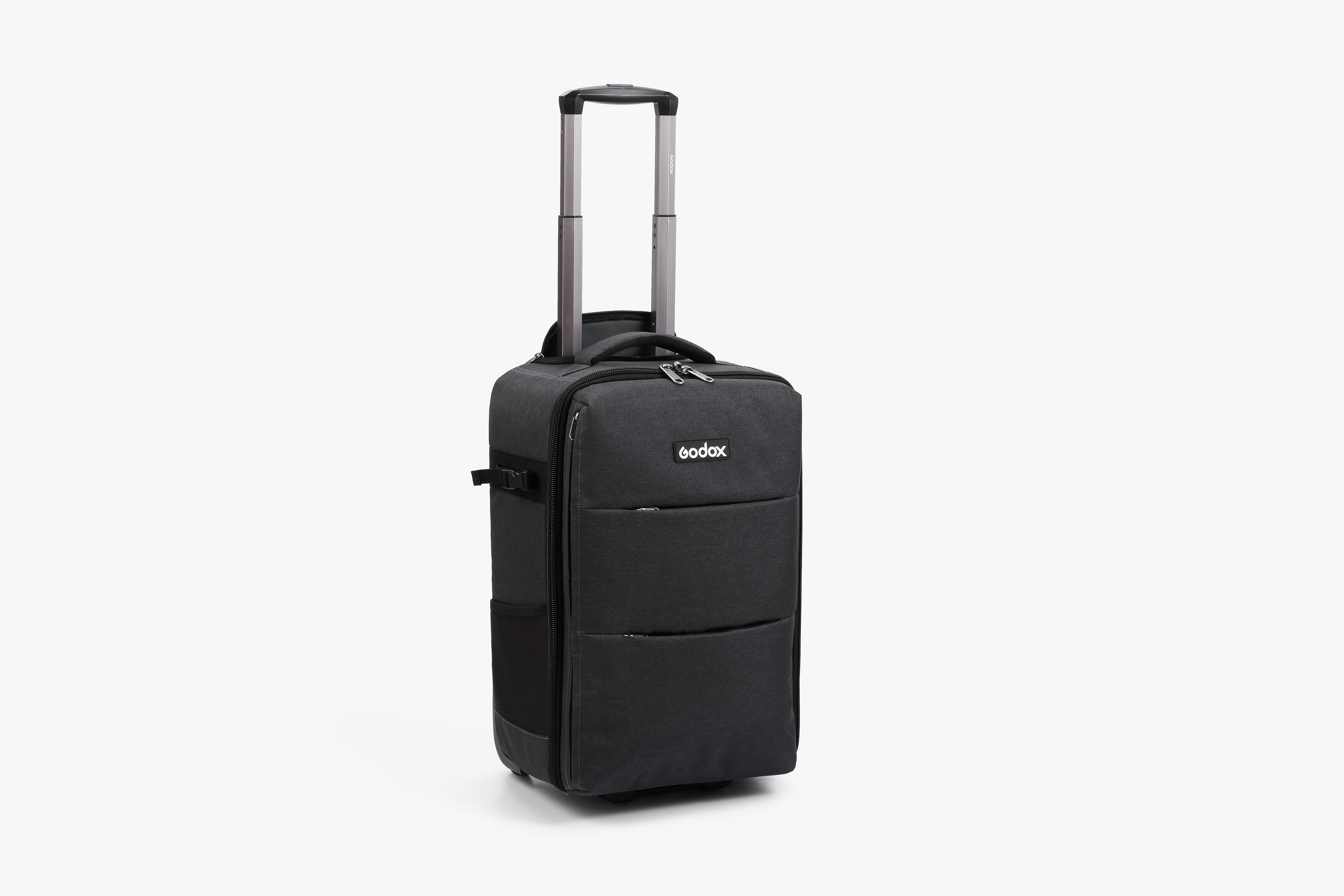 Schwarze Reisetasche mit Rädern und ausziehbarem Griff. Die Tasche hat ein 'godox'-Logo.