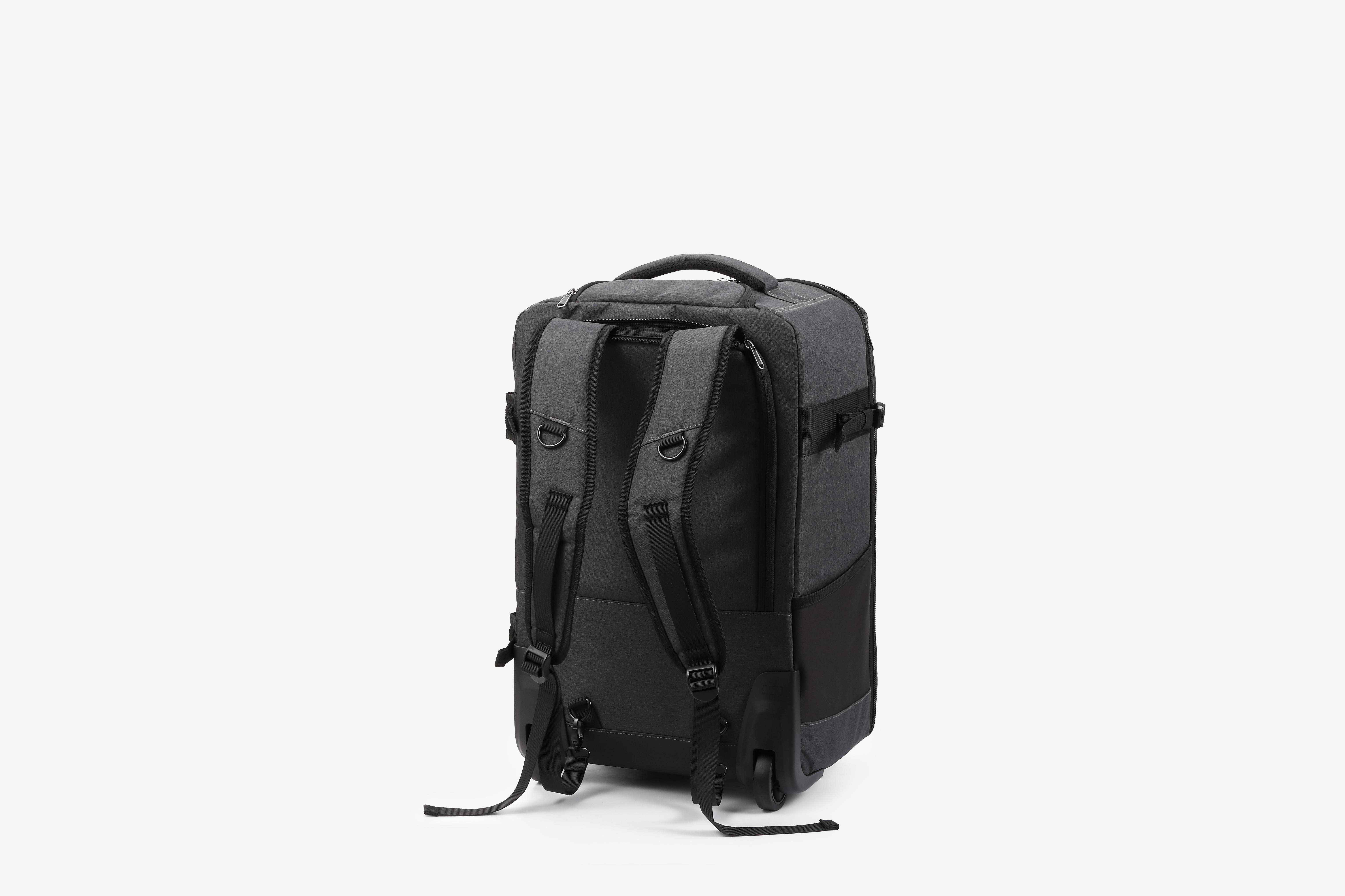 Grauer Rucksack mit Rollen, von hinten betrachtet. Gurte und ein Griff sind sichtbar.