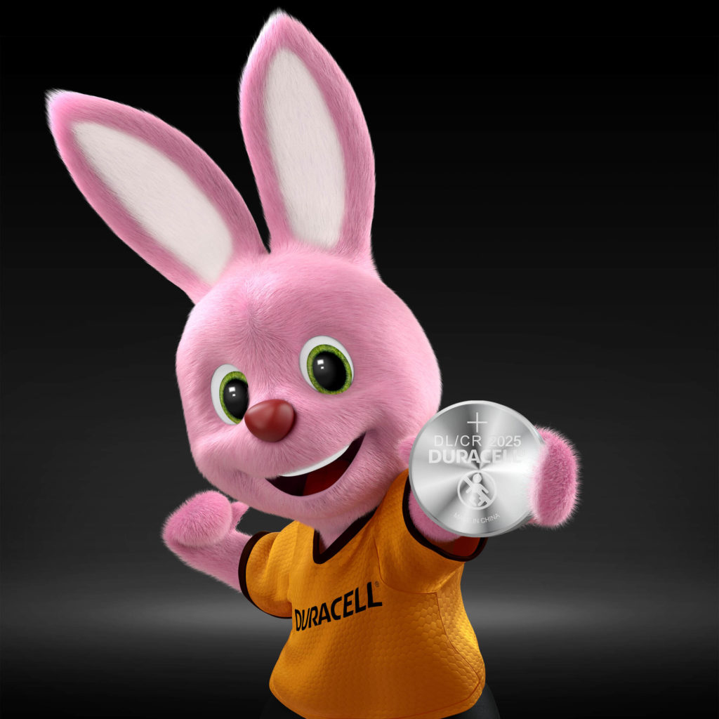 Rosa Cartoon-Hase hält eine Duracell-Batterie. Er trägt ein Duracell-Shirt.