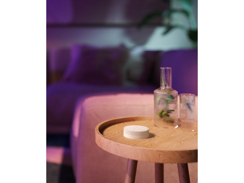 Schwarze JBL Soundbar mit Lautsprechern an den Seiten, auf schwarzem Grund.