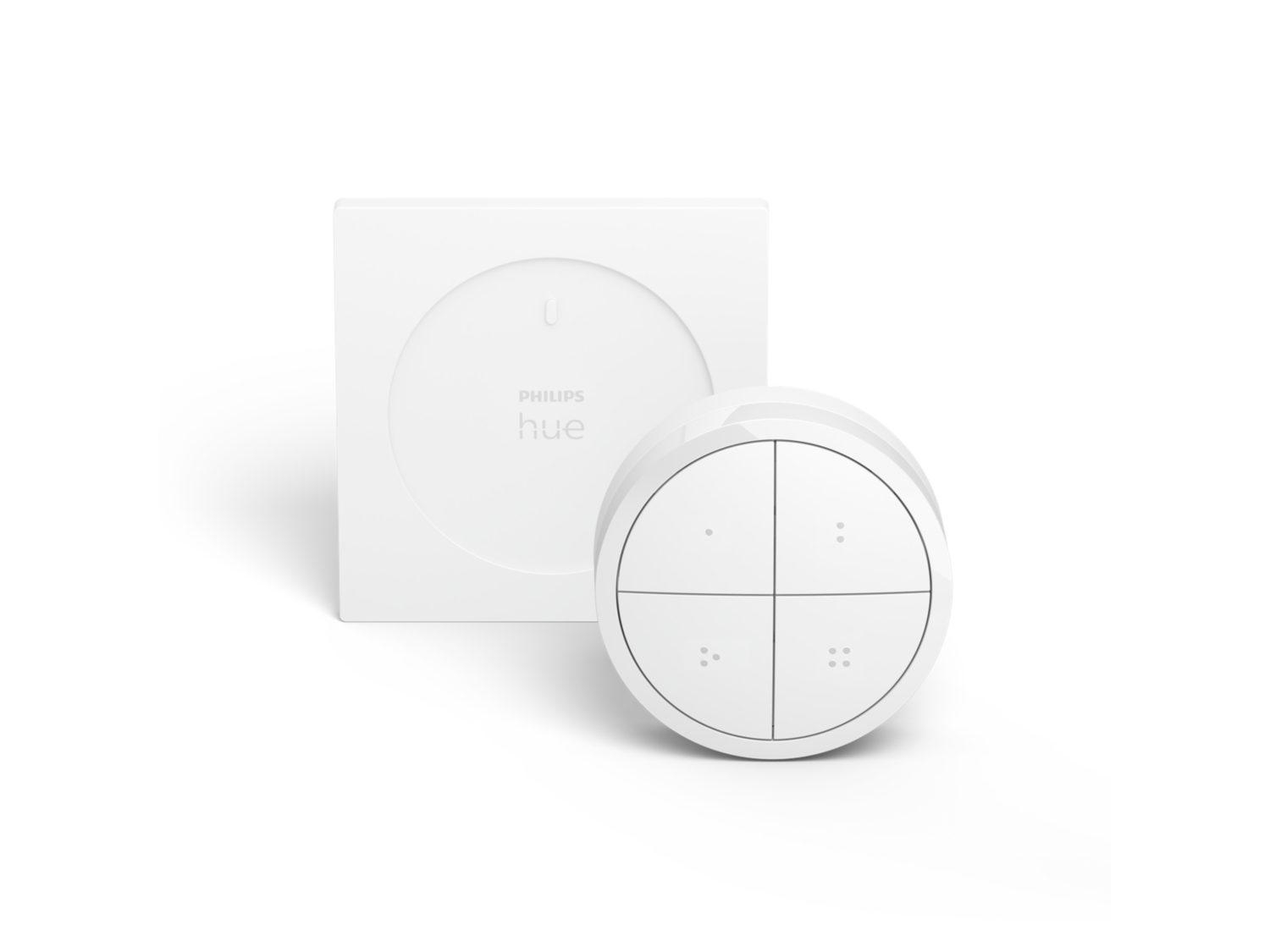 Weißer Philips Hue Smart Button und eine Box, auf weißem Hintergrund. Knöpfe haben vier Quadranten.
