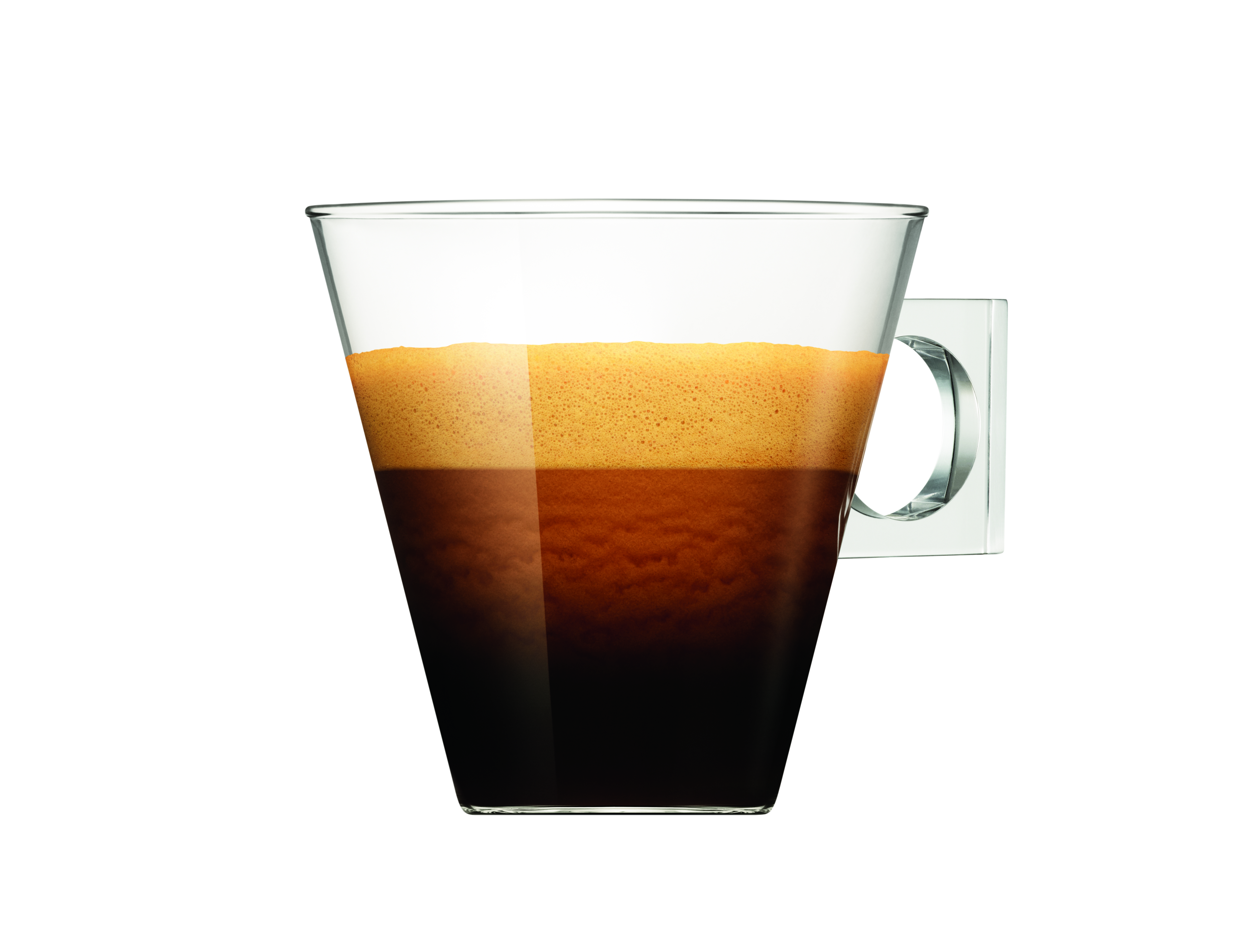 Espresszó pohár krémréteggel fehér háttérben.
