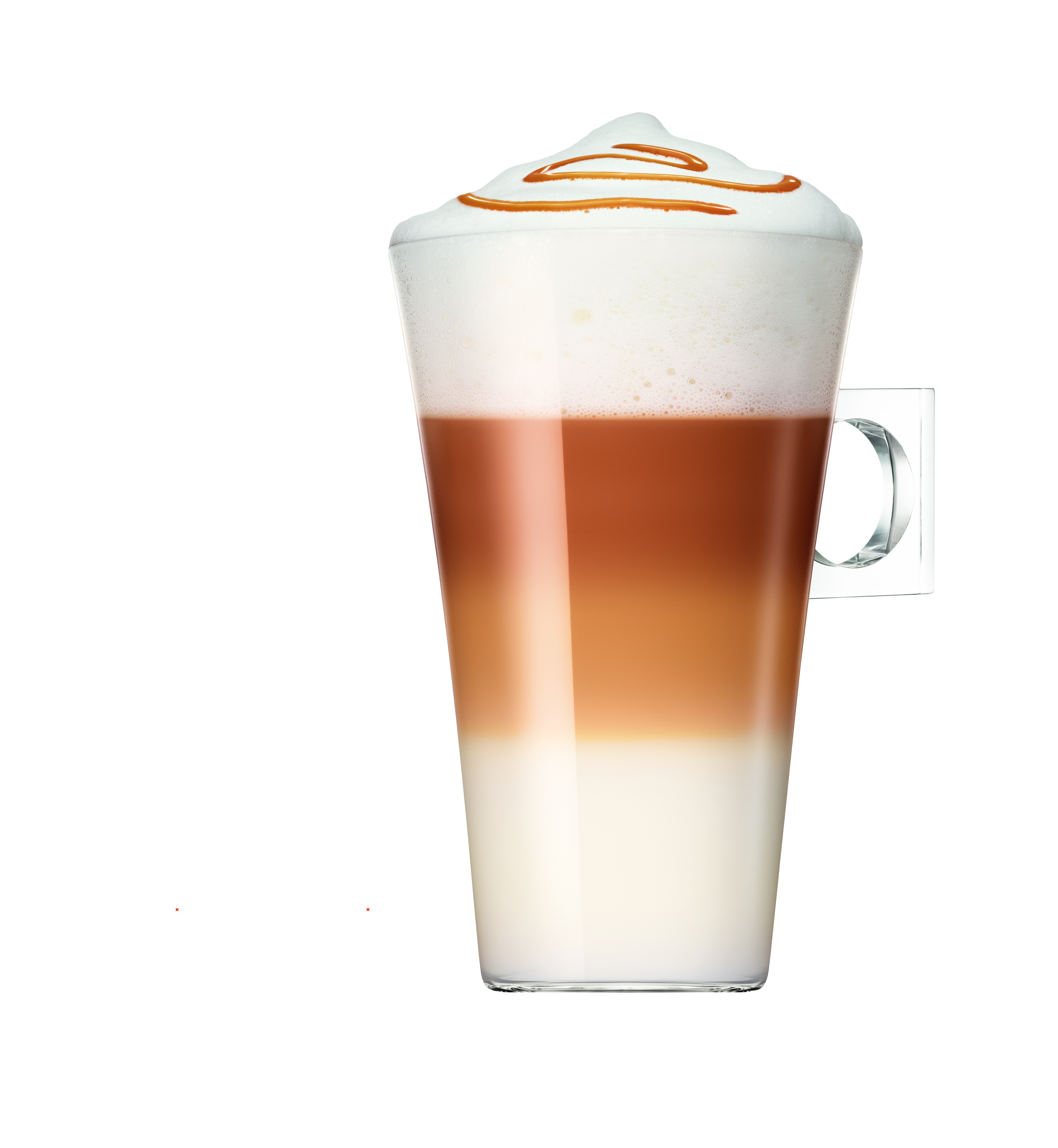 Magas pohár rétegezett latte habbal és karamellöntettel, fehér háttérrel.